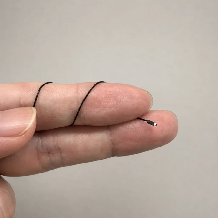 超小型工業用内視鏡の実物（指に巻き付けた極細ケーブル）